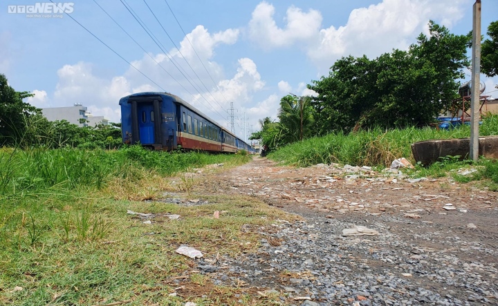 Hiện ga là một bãi đất rộng, chủ yếu để tránh tàu, không còn chức năng đón trả khách hay hàng hóa. Bên trong khu đất có nhiều đường ray cùng những toa tàu cũ kỹ đang đậu.