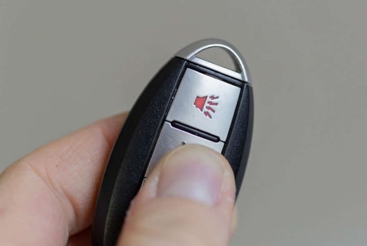 Sử dụng nút “panic” trên chìa khóa thông minh như một cách kêu cứu. (Ảnh: Shutterstock)