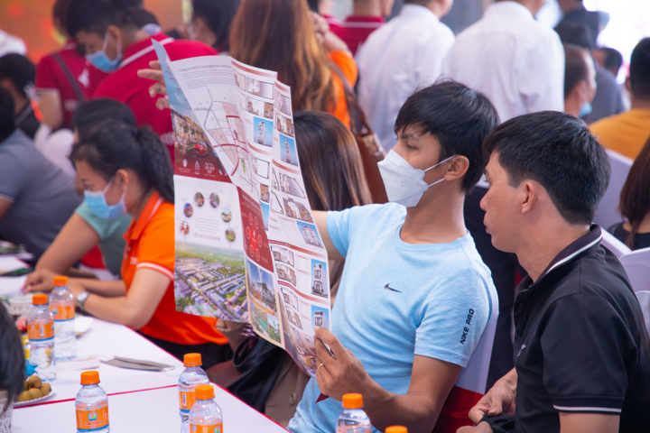 Nhiều nhà đầu tư tranh thủ giai đoạn này tìm kiếm cơ hội mua bất động sản giá tốt đi kèm loạt ưu đãi.