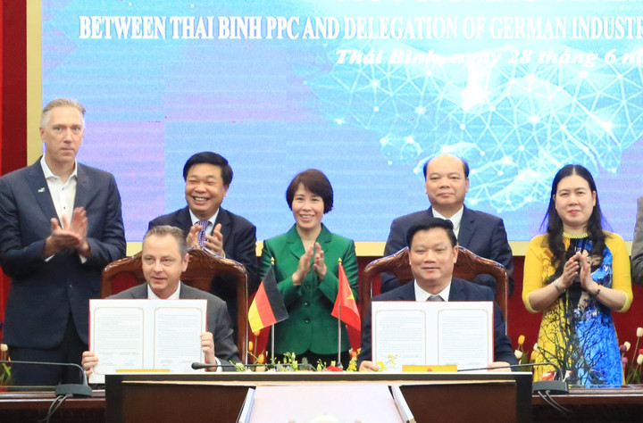 UBND tỉnh Thái Bình và Phòng Công nghiệp và Thương mại Đức ký biên bản ghi nhớ.