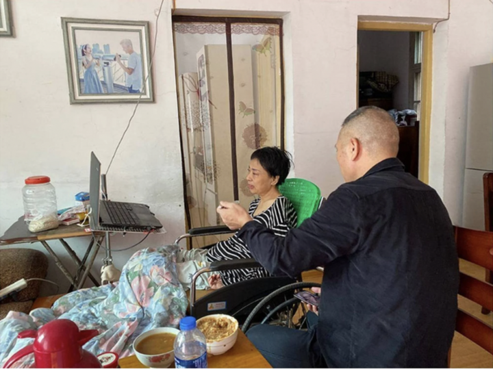 Li Xiaozhong chỉ có thể di chuyển đôi mắt của mình và hoàn toàn phụ thuộc vào chồng trong mọi sinh hoạt hàng ngày. (Ảnh: SCMP)