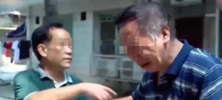 Ông Lưu Chí Bình (phải) không chăm sóc con gái lúc tuổi già.