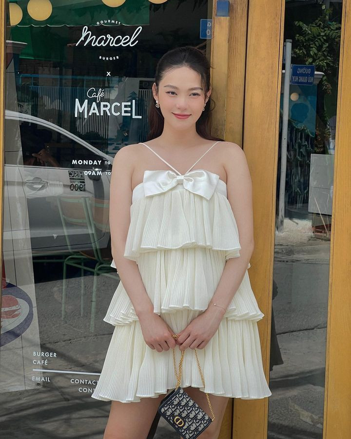 Minh Hằng diện đầm ngắn ngọt ngào khoe nhan sắc thăng hạng khi mang bầu.