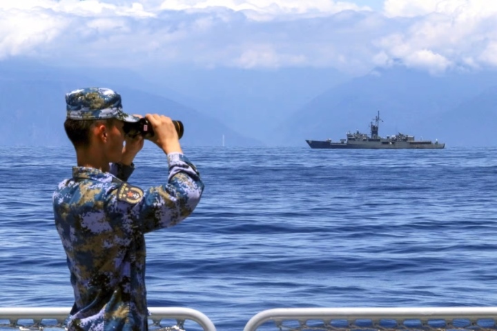 Một binh sĩ dùng ống nhòm theo dõi hoạt động tập trận của Hải quân Trung Quốc tại khu vực gần Đài Loan vào ngày 5/8/2022.