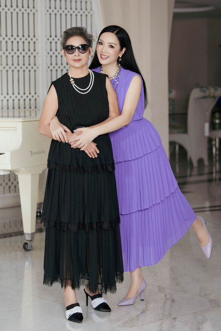 Không khó để nhận ra Hoa hậu Giáng My được thừa hưởng nhiều nét đẹp từ mẹ ruột của mình. Người đẹp từng tiết lộ, mẹ của cô thời trẻ được xem là hoa khôi của Nhạc viện Hà Nội.