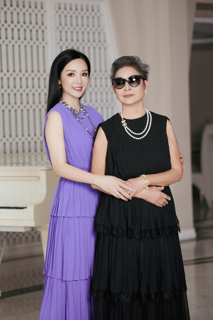 "Mẹ từng học khoa Âm nhạc dân tộc cổ truyền của Nhạc viện. Sau này mẹ là diễn viên, giảng viên thanh nhạc và cán bộ văn hoá. Ảnh đen trắng chụp mẹ tôi thời trẻ được người ta treo làm mẫu suốt nhiều năm ở hiệu ảnh gần Bờ Hồ Hà Nội. Từ khi lấy chồng mẹ không còn son phấn điệu đà như thời con gái mà chú ý chăm sóc sức khoẻ, lo cho chồng con hơn", Giáng My chia sẻ.