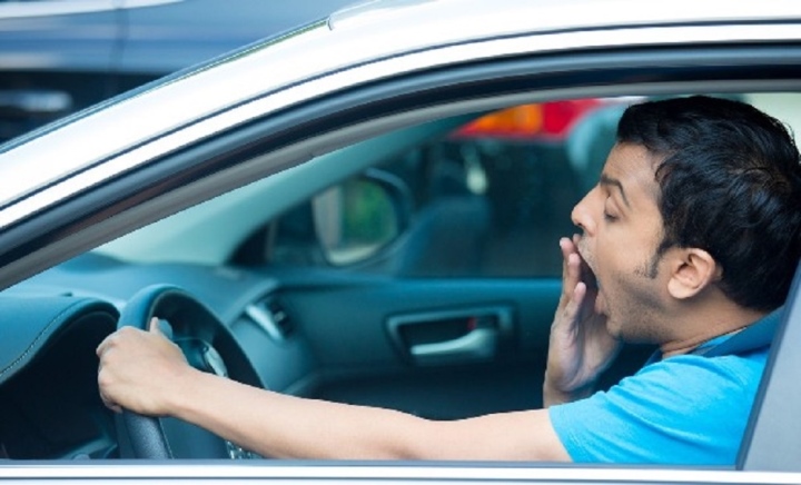 Lái xe trong trạng thái buồn ngủ tiềm ẩn nhiều nguy hiểm nghiêm trọng. (Ảnh minh họa)