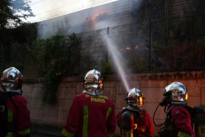 Lực lượng cứu hỏa dập tắt một đám cháy ở Paris. (Ảnh: Getty)