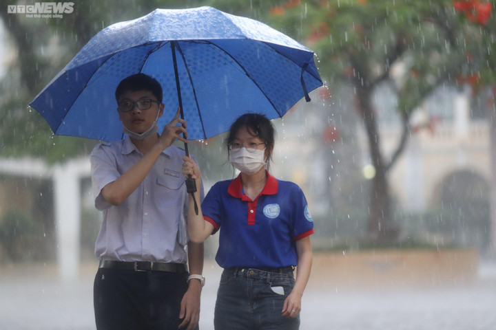 Ghi nhận của VTC News tại điểm thi Trường THPT chuyên Trần Đại Nghĩa (quận 1, TP.HCM), sau khi kết thúc môn thi Toán, nhiều học sinh "đội mưa" rời điểm thi.