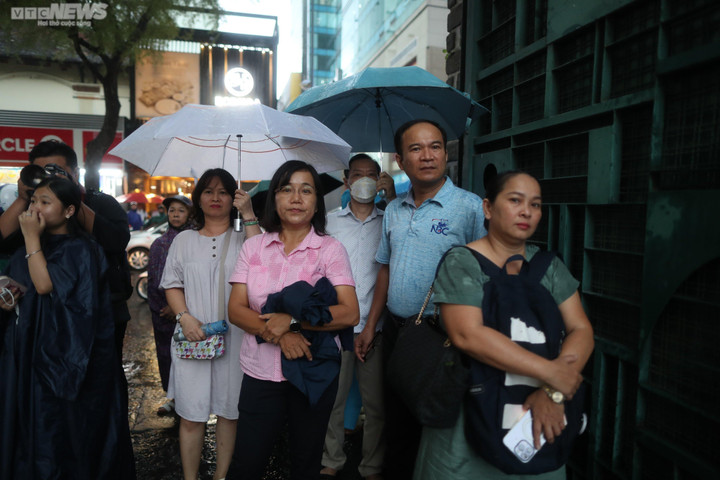 Phụ huynh chờ đón con ở khu vực cổng trường thi.