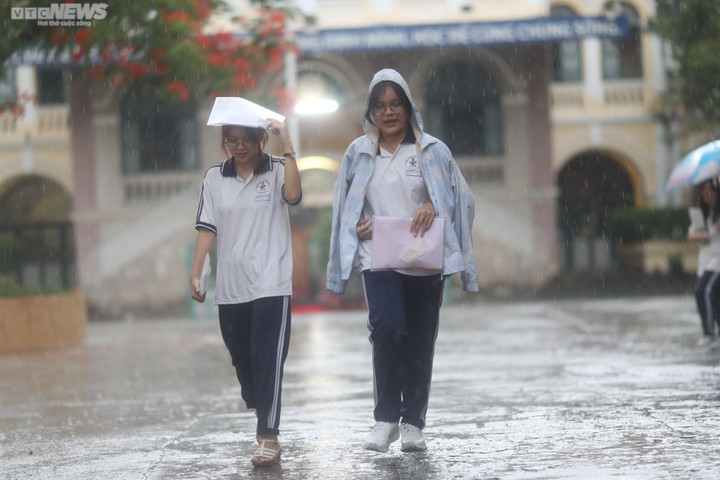 Thí sinh Hoàng Quân - Trường THPT chuyên Trần Đại Nghĩa vui vẻ cho biết, làm bài thi môn Toán khá tốt. "Bản thân em ôn luyện kỹ càng, vì vậy đề thi môn Toán em làm khá ổn", Quân cho hay.