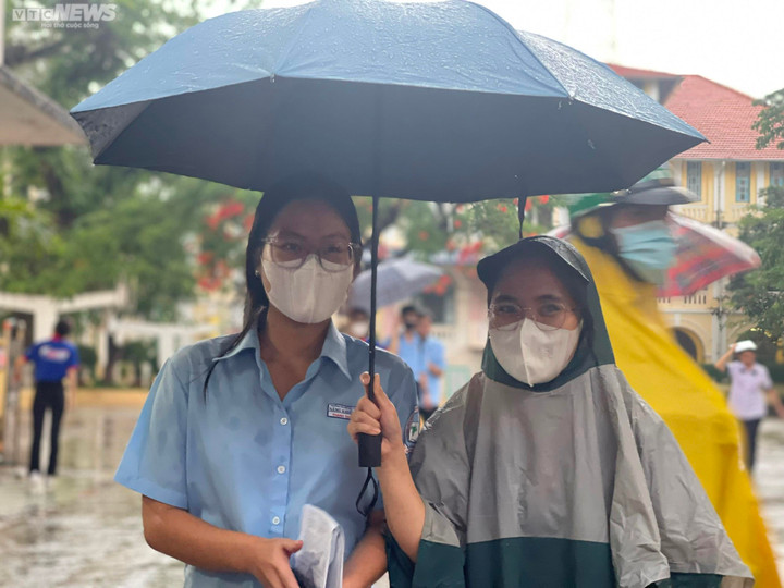 Chiều 28/6, TP.HCM bất ngờ đổ cơn mưa lớn khiến cho nhiều học sinh thi tốt nghiệp THPT gặp khó khăn trong việc di chuyển về nhà.