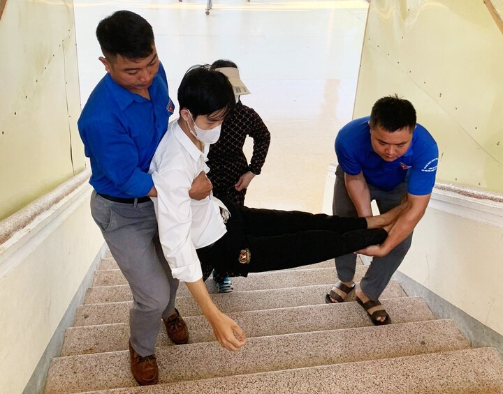 Thí sinh Nguyễn Tấn Tài được bế vào phòng thi. (Ảnh: Tỉnh đoàn Hà Tĩnh)