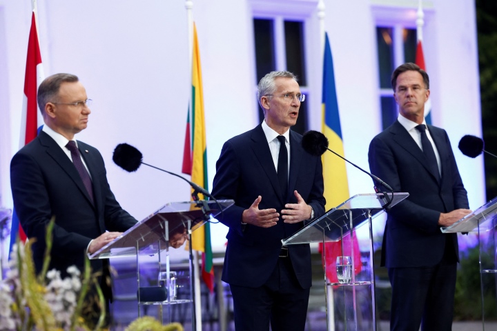 Tổng thư ký NATO Jens Stoltenberg (giữa) cùng Tổng thống Ba Lan Andrzej Duda và Thủ tướng Hà Lan Mark Rutte trong cuộc họp báo sau hội nghị ở Hague, Hà Lan ngày 27/6. (Ảnh: Reuters)