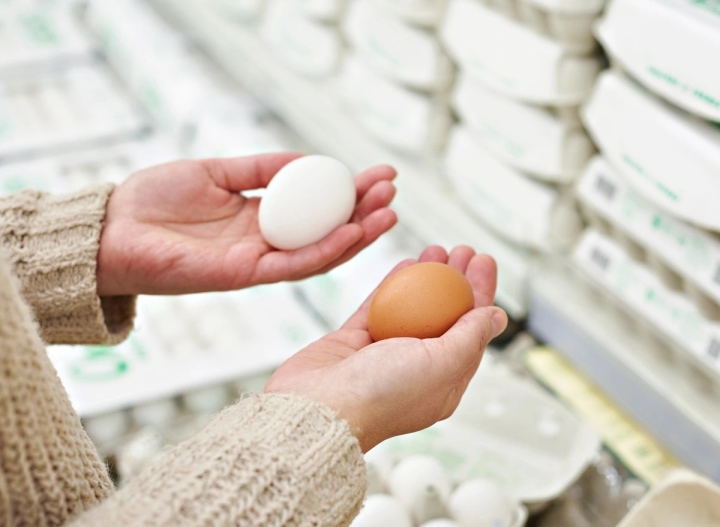 Khi sờ vào vỏ trứng sạch, bạn sẽ cảm thấy chúng thô và cứng hơn.