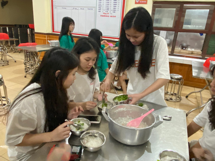 Thầy cô vùng cao xin gạo, thịt nấu cháo đêm tiếp sức cho trò thi tốt nghiệp - 4