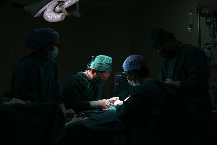 Các bác sĩ thực hiện ca phẫu thuật cho bệnh nhân. (Ảnh: BVCC)