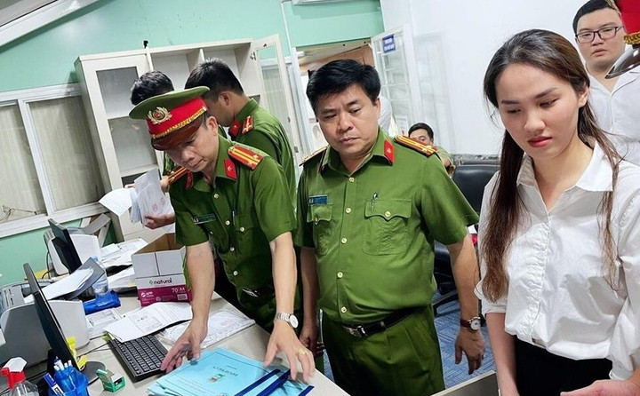 Công an TP Biên Hòa đang kiểm tra các loại giấy tờ của phòng khám liên quan đến vụ trục lợi bảo hiểm. (Ảnh: CACC)