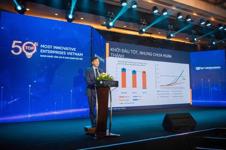 Ông Andrea Coppola - chuyên gia Kinh tế trưởng của Ngân hàng Thế giới tại Việt Nam phát biểu về chủ đề tăng trưởng năng suất và đổi mới sáng tạo để Việt Nam hoàn thành mục tiêu 2045.