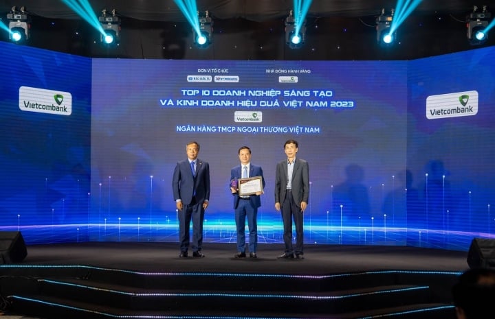 Đại diện Vietcombank, ông Lê Hoàng Tùng - Kế toán trưởng (đứng giữa) nhận chứng nhận từ BTC vinh danh Vietcombank dẫn đầu Top 10 ngân hàng sáng tạo và kinh doanh hiệu quả năm 2023.