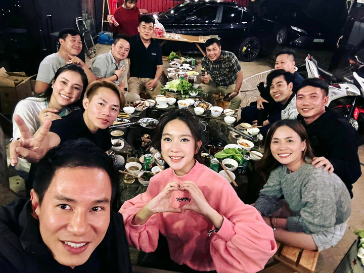 Vợ chồng Lý Hải tụ tập bạn bè ăn uống, tán gẫu.