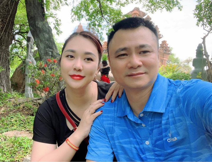 Đăng ảnh bên vợ, Tự Long làm thơ: "Chín năm trở lại nơi này. Tháp Bà vẫn đẹp chẳng thay đổi gì. Riêng mình cứ thấy già đi. Biết bao kỷ niệm khắc ghi trong lòng".