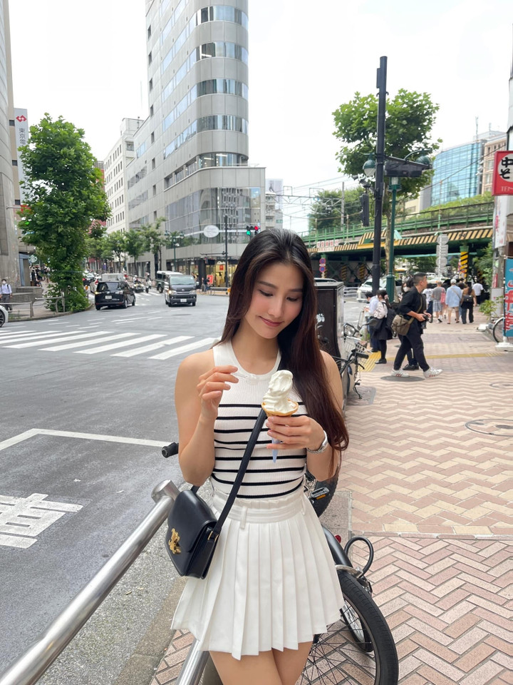 Diễm My 9x thích thú đi dạo phố Nhật Bản.