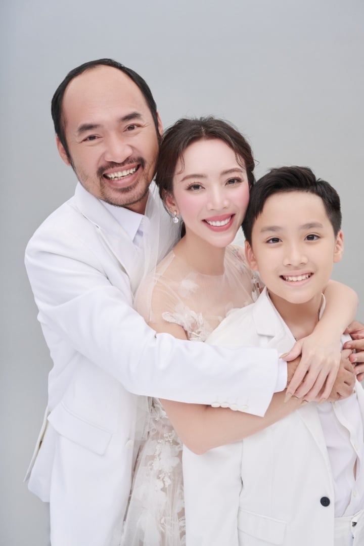 Vợ chồng Thu Trang - Tiến Luật chụp ảnh cưới cùng quý tử điển trai - 7