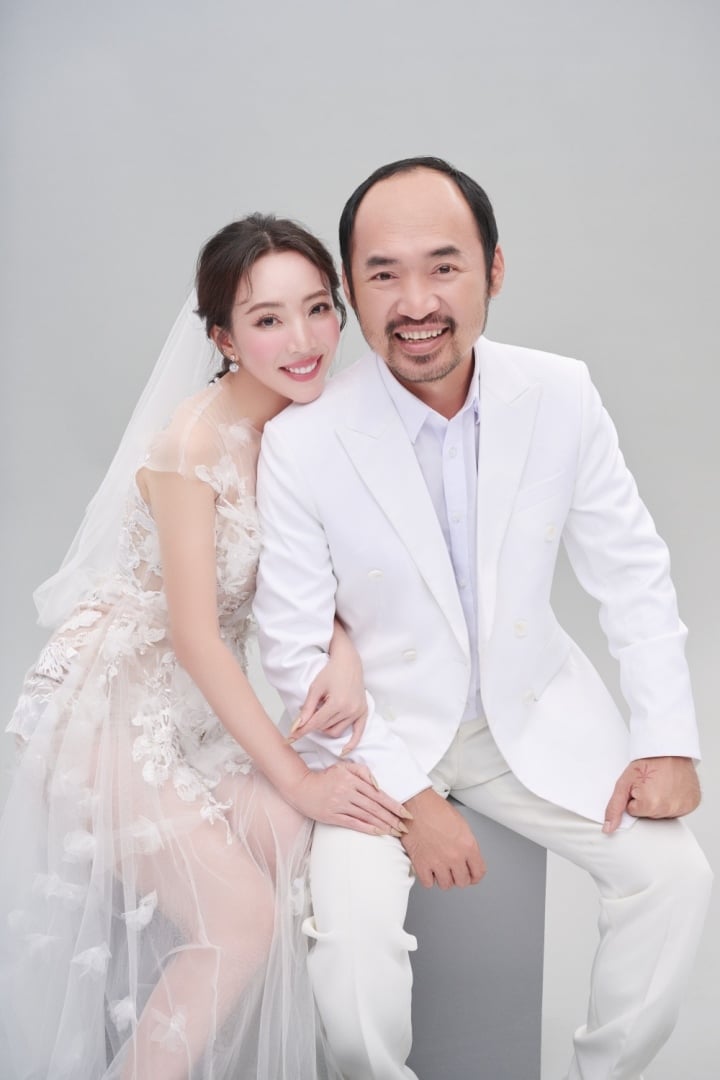 Trong bộ ảnh cưới, Thu Trang diện chiếc váy cô dâu cách điệu khá đẹp mắt. Nữ diễn viên nở nụ cười hạnh phúc, khoe trọn nhan sắc ngày càng đằm thắm, mặn mà.