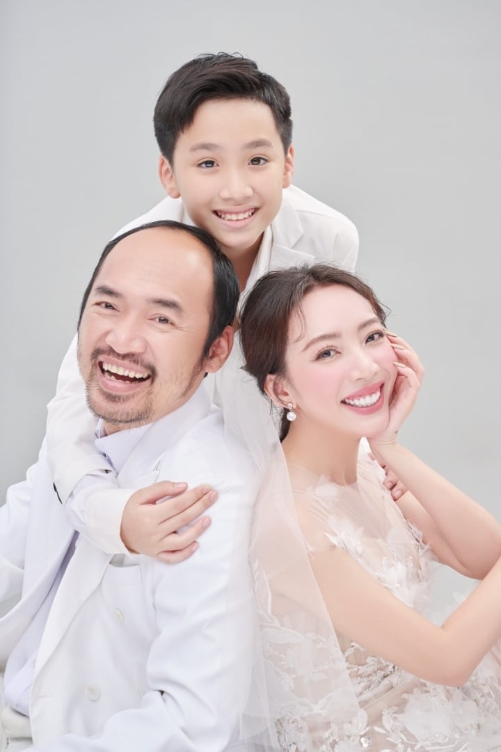 Vợ chồng Thu Trang - Tiến Luật chụp ảnh cưới cùng quý tử điển trai - 6