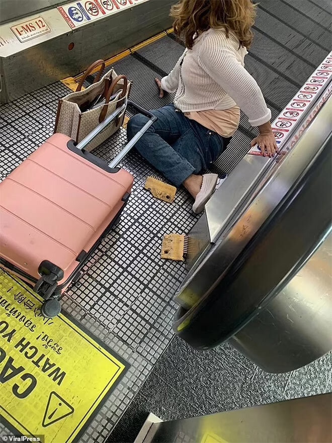 Cô gái bị mắc kẹt trong băng chuyền dành cho người đi bộ ở sân bay.