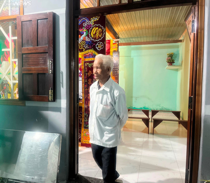 Ông ngóng chờ con từng phút, từng giây.