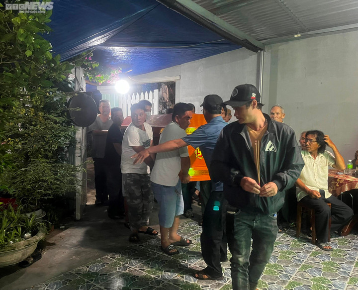 Chiếc xe cứu thương dừng trước con hẻm, hai chiếc quan tài lần lượt đưa vào nhà.