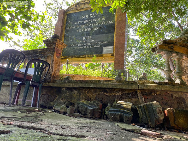 Năm 2009, Bến Nghiêng được công nhận di tích lịch sử cấp quốc gia. Tuy nhiên, hình ảnh một di tích lịch sử kháng chiến xuống cấp, nhếch nhác, đoạn tường bao cũng bị đổ... do không được tu bổ là thực trạng đang xảy ra tại đây.