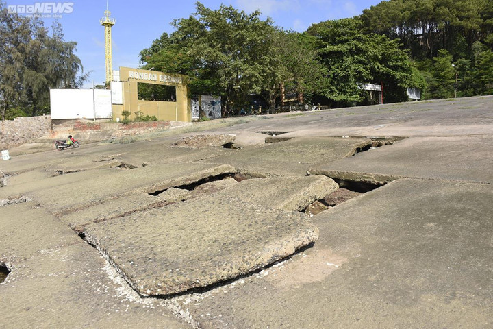 Bờ kè Bến Nghiêng sụt lún, những mảng bê tông lớn nằm rời rạc.