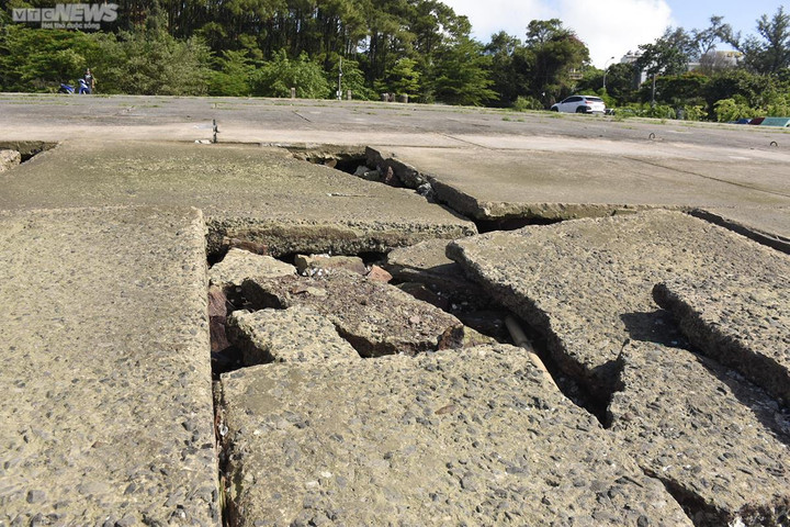 Về thực trạng xuống cấp tại di tích Bến Nghiêng, là Lưu Thị Thu Huyền – Giám đốc Trung tâm Dịch vụ du lịch và Quản lý di tích lịch sử Đồ Sơn cho biết, các cơ quan chức năng TP Hải Phòng đã có khảo sát từ 2 năm nay và có dự toán tu bổ, sửa chữa Bến Nghiêng.