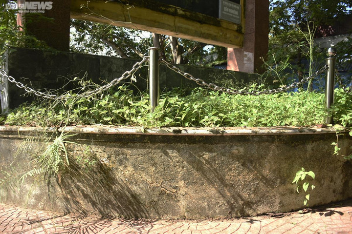 Khu vực bia chứng tích với rất nhiều cỏ dại mọc, rêu bám trên những bức tường.