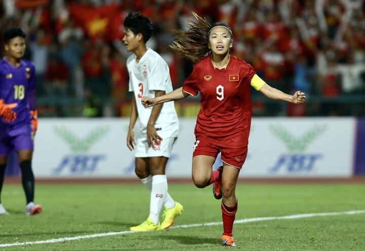 Đương nhiên, Huỳnh Như là người được FIFA đánh giá cao nhất với dòng mô tả: "Nhanh nhẹn, khéo léo và có khả năng dứt điểm tốt, cô là chân sút chủ lực của tuyển nữ Việt Nam. Huỳnh Như là người ghi bàn số một trong lịch sử đội tuyển. Năm ngoái, cô trở thành cầu thủ nữ đầu tiên của Việt Nam khoác áo một CLB tại châu Âu. Mùa đầu tiên, cô ghi 7 bàn, có 2 kiến tạo cho Lank". Ảnh: Quang Thịnh.