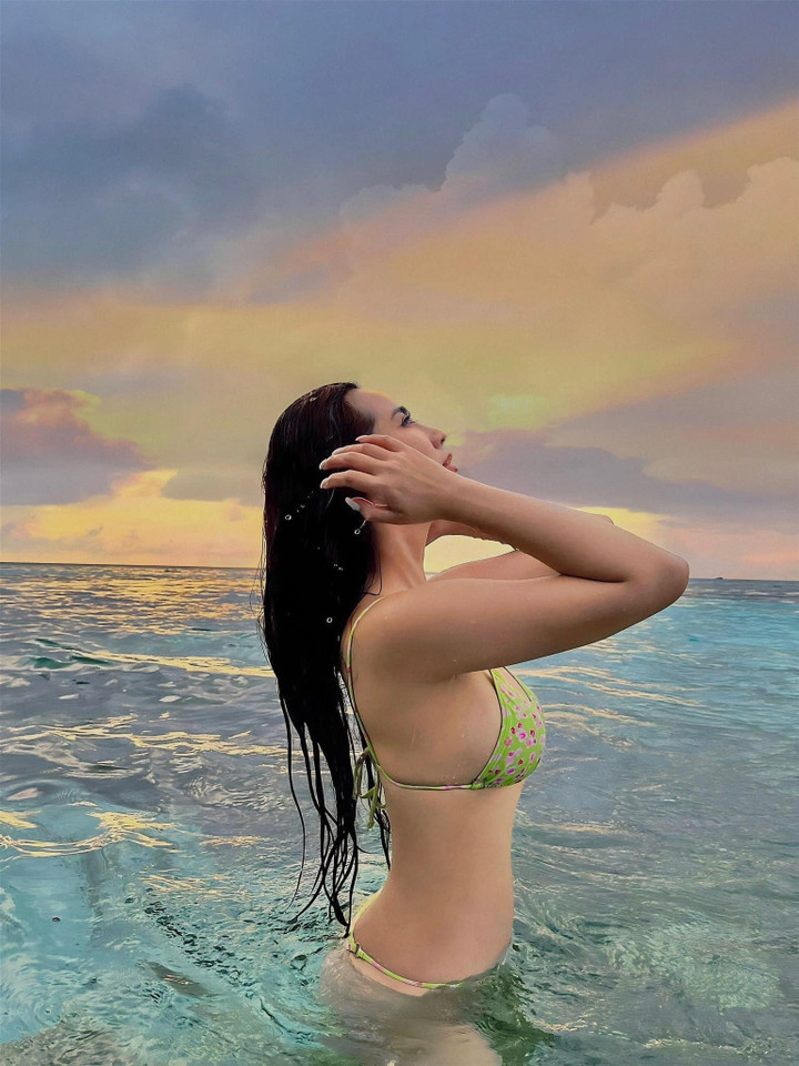 Nữ diễn viên cho biết, không tiếc nuối về cuộc hôn nhân đã qua: "Tôi chưa từng hối hận vì lấy chồng, chỉ là chúng tôi hết duyên. Vì vậy, mối quan hệ của tôi và chồng cũ vẫn bình thường, thậm chí chúng tôi còn nhắn tin hỏi han, động viên, cho lời khuyên và giúp đỡ lẫn nhau. Dịp Tết, tôi vẫn về nhà nội của con trai".