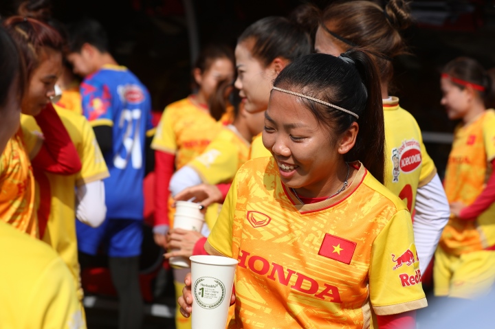 Các cầu thủ đội tuyển nữ Việt Nam được sử dụng thêm nước dinh dưỡng ở các buổi tập nắng nóng.