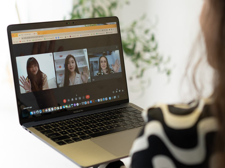 Học viên không còn băn khoăn học trực tuyến có tốt không vì được hỗ trợ bởi “bộ tứ nhân tố” mọi lúc, mọi nơi.