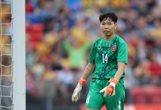 Thủ môn Trần Thị Kim Thanh là cái tên đầu tiên được FIFA đề cập trong bài viết có tiêu đề "5 cầu thủ đáng xem của tuyển nữ Việt Nam". FIFA nhận định: "Tuyển nữ Việt Nam giành vé dự World Cup 2023 nhờ đóng góp không nhỏ của Kim Thanh ở vòng chung kết Asian Cup nữ 2022. Cô có nhiều pha cứu thua hơn bất kỳ thủ môn nào khác tại giải đấu này". Ảnh: FIFA.
