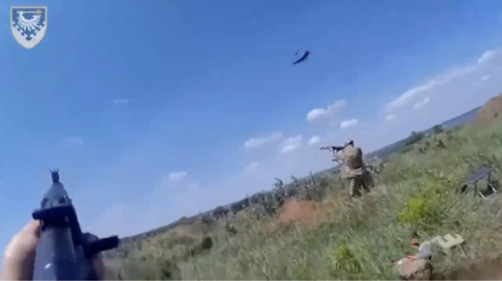 Các binh sĩ Ukraine bắn hạ UAV Lancet của Nga. (Ảnh: Reuters)