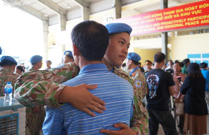 Chiến sỹ mũ nồi xanh chia tay người thân trước giờ lên đường.