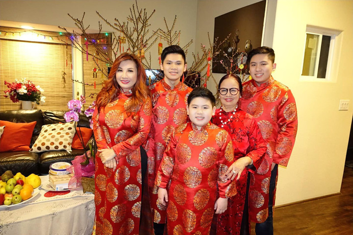 Mẹ ruột Bằng Kiều bên Trizzie Phương Trinh và các cháu nội.