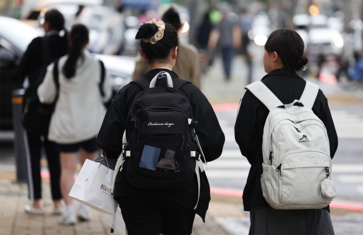 Hai học sinh bước vào "thánh địa đánh giá" Daechi-dong, Gangnam, Seoul.  (Ảnh: Yonhap)
