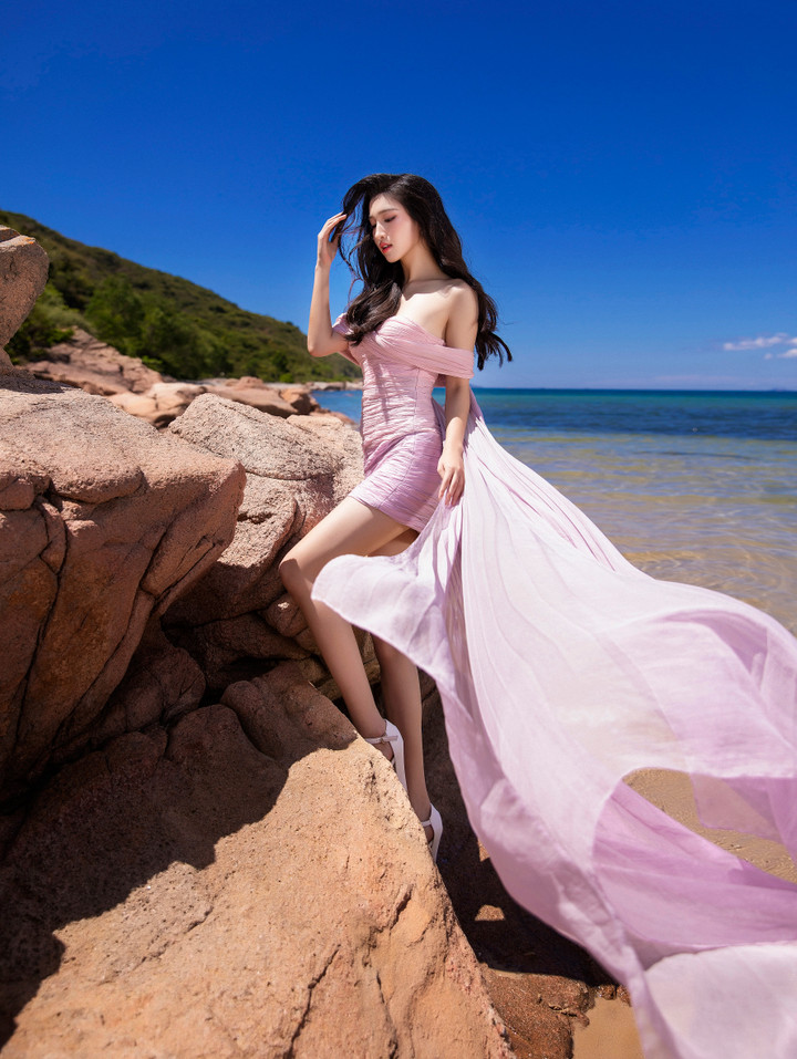 Bên cạnh những lời mời trình diễn First Face, Vedette thì Á hậu Phương Nhi cũng được nhiều nhãn hàng ngỏ lời mời với vai trò đại sứ.