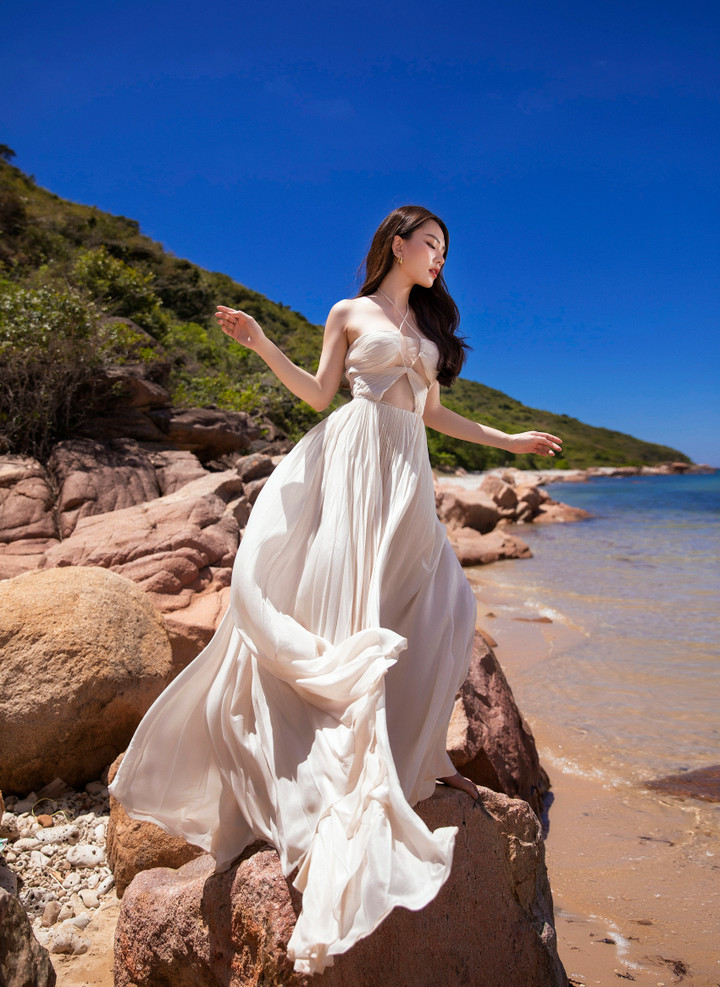 Đặc biệt cô đã gây chú ý với dự án nhân ái Yako by Mai Phương. Nàng hậu đã thành lập một Công ty thời trang, dùng số tiền lợi nhuận để thực hiện các dự án nhân ái trong nước và đóng góp vào quỹ nhân ái của tổ chức Miss World.