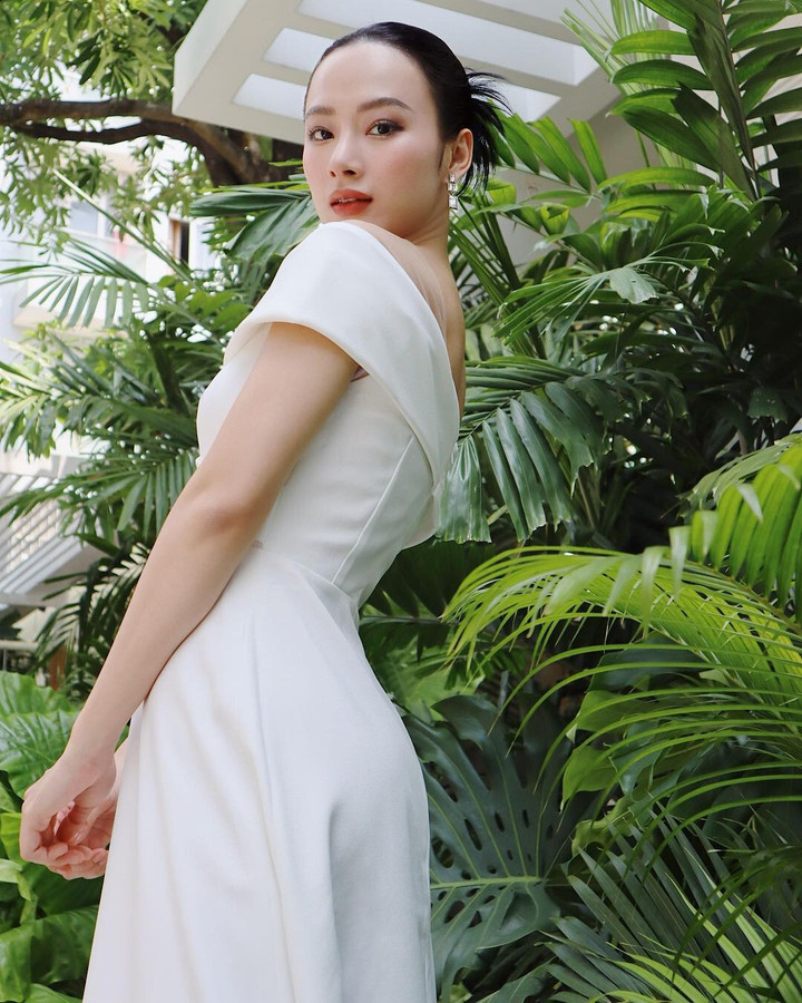 "Chúng ta phải tập làm chủ tâm mình, đừng để xảy ra tình trạng bấp bênh. Đừng vui buồn bất chợt thay đổi để bản thân mình yên vui mà cũng khiến người xung quanh được yên vui theo", Angela Phương Trinh chia sẻ triết lý.