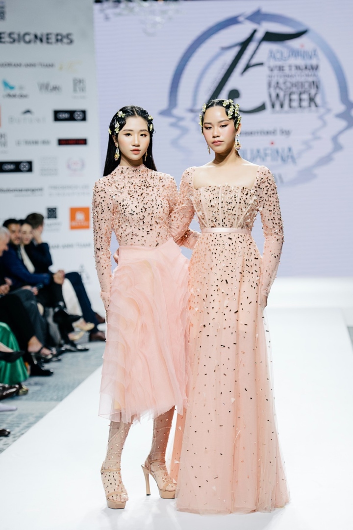 Hai người đẹp này diện hai thiết kế màu hồng pastel với kỹ thuật thêu tay, đính kết thủ công, hoa 3D đặc trưng của thương hiệu.